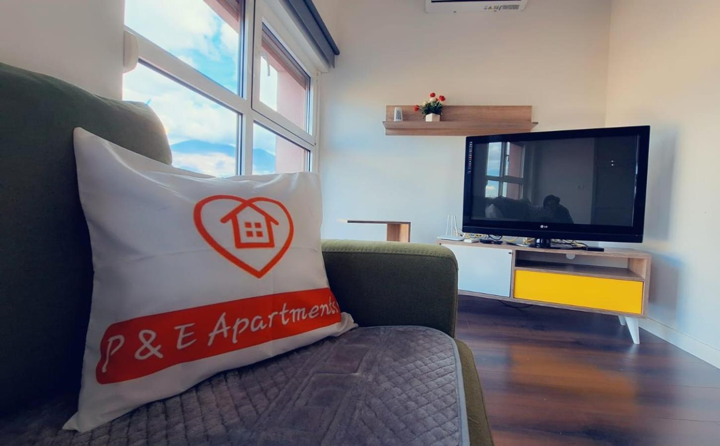 Modern Mountain View P&e Netflix Included Appartamento Tirana